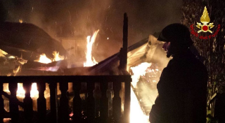 Incendio a Montanaro: 73enne in condizioni critiche, marito ricoverato